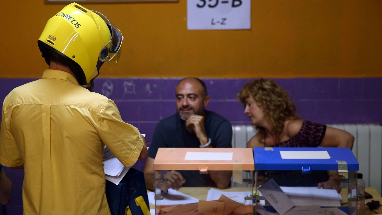 Foto: Un cartero entrega el voto por correo en una de las mesas electorales. (EFE)