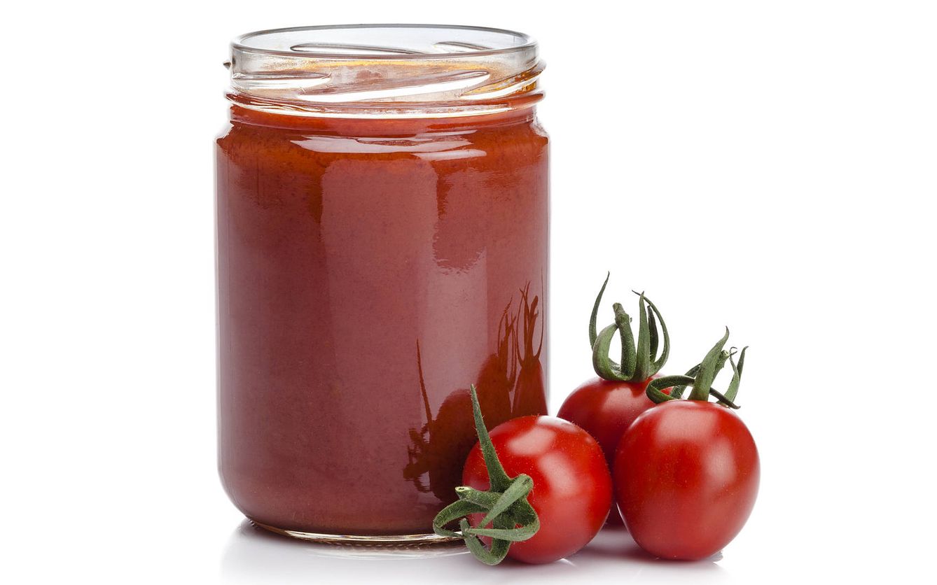 Salsa de tomate y al natural. (iStock)