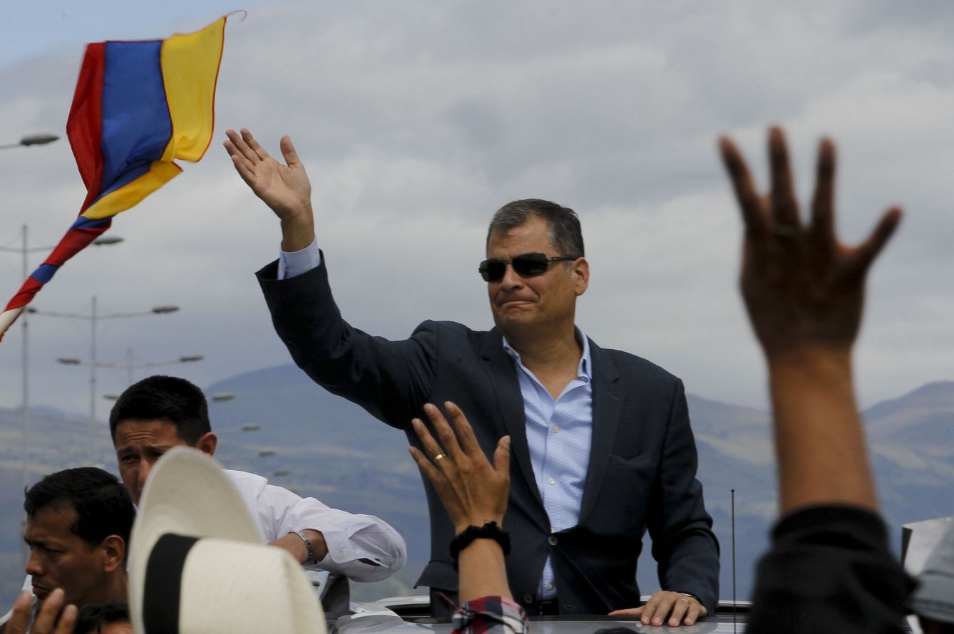 Rafael Correa saluda a su llegada al aeropuerto Mariscal Sucre, en la población de Tababela, Quito. (EFE)