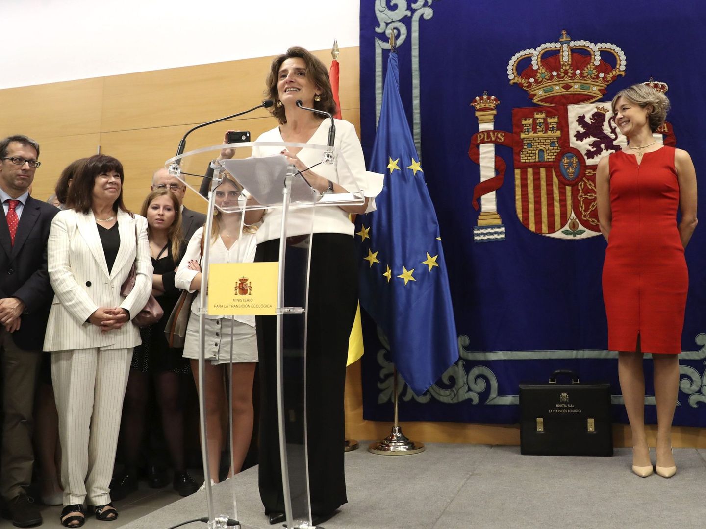 La ministra de Transición Ecológica durante el traspaso de cartera de manos de Isabel García-Tejerina. Y en primera fila, vestida de blanco, Cristina Narbona (Ballesteros / EFE)