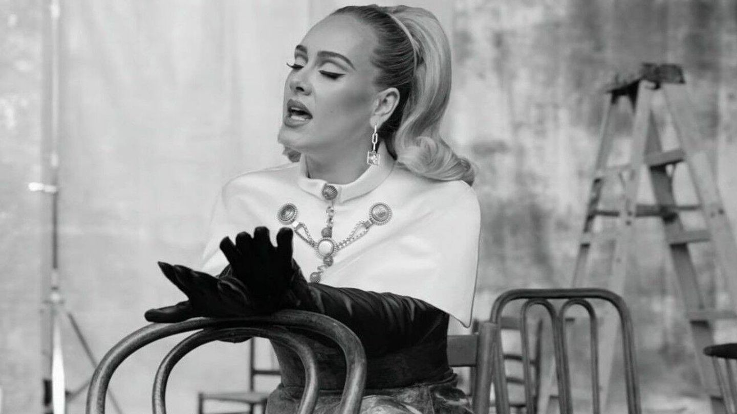 Detalle de la coleta retro de Adele en el videoclip de 'Oh My God'. (YouTube/Vevo Adele)