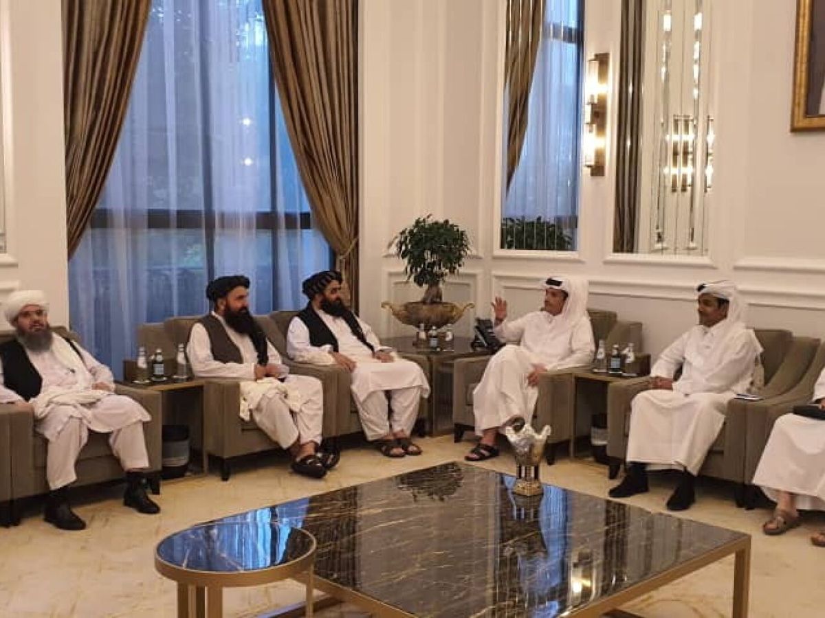 Foto: Los delegados de los talibanes se reúnen con los delegados de Qatar en Doha. (Reuters)