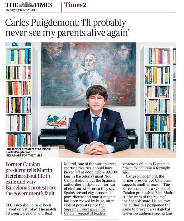 Foto: Entrevista de 'The Times' a Carles Puigdemont donde puede verse el cuadro 'Tiempos Perdidos'. (The Times)