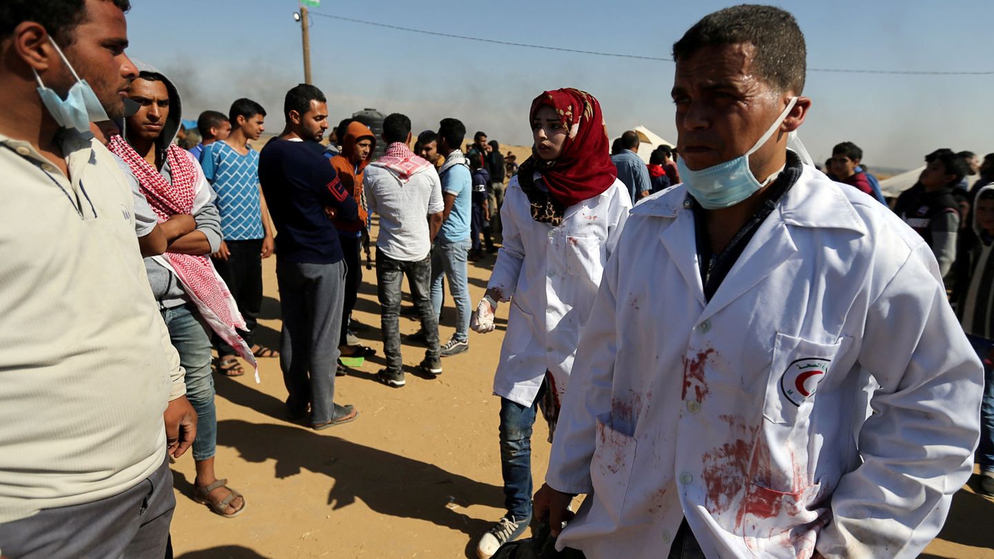 Razan al-Najar, muerta por el disparo de un francotirador israelí, trabaja en la frontera de Gaza el 1 de abril de 2018. (Reuters)