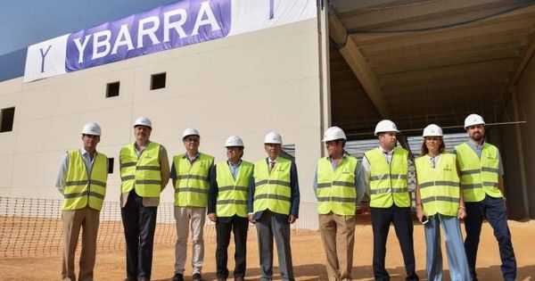Foto: El consejo de Ybarra Alimentación, con Antonio Gallego (presidente) en el centro, delante de las obras de la nueva fábrica de Sevilla. (EFE)
