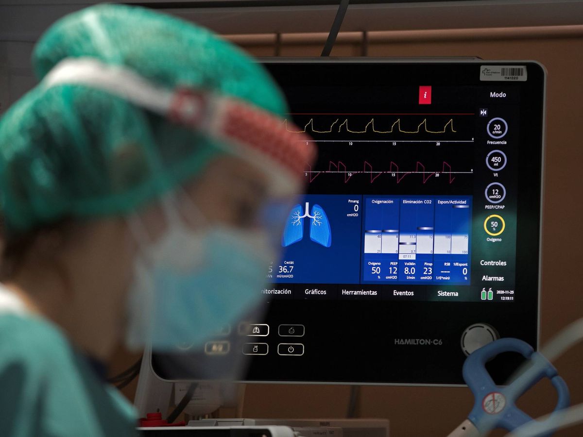 Foto: Detalle de uno de los monitores de la UCI del Hospital Vall d'Hebron de Barcelona. (EFE) 