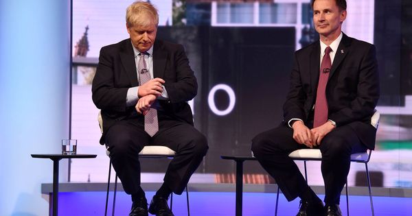 Foto: Boris Johnson y Jeremy Hunt en un debate televisivo. (EFE)