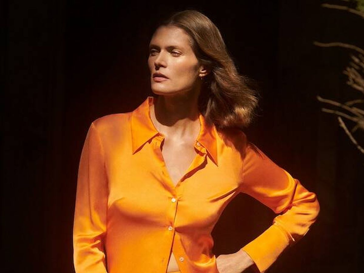 Minifalda y camisa satinada: el look de Mango que corona al naranja como  tendencia