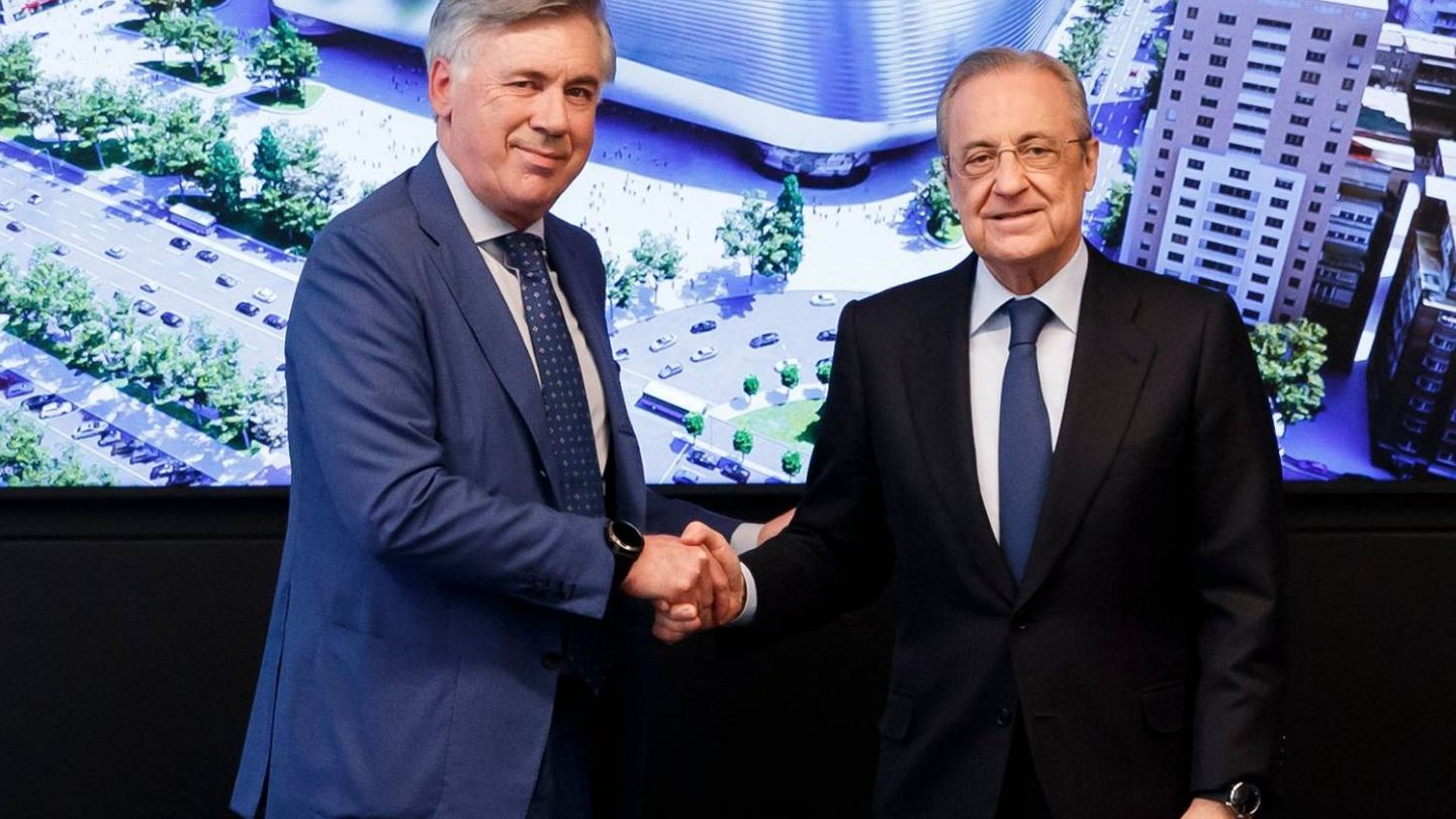 Ancelotti y Florentino Pérez se estrechan la mano tras la firma del contrato. (Real Madrid)