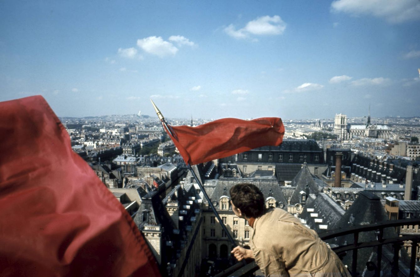 La bandera roja desde el punto más alto de la Sorbona plantea un desafío. (Getty Images)