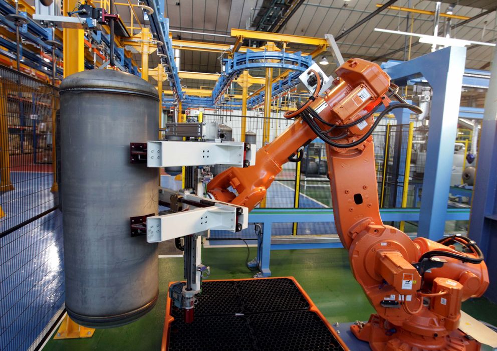 Foto: Un robot trabaja con un interacumulador en la cadena de producción de Fagor Electrodomésticos. (EFE)