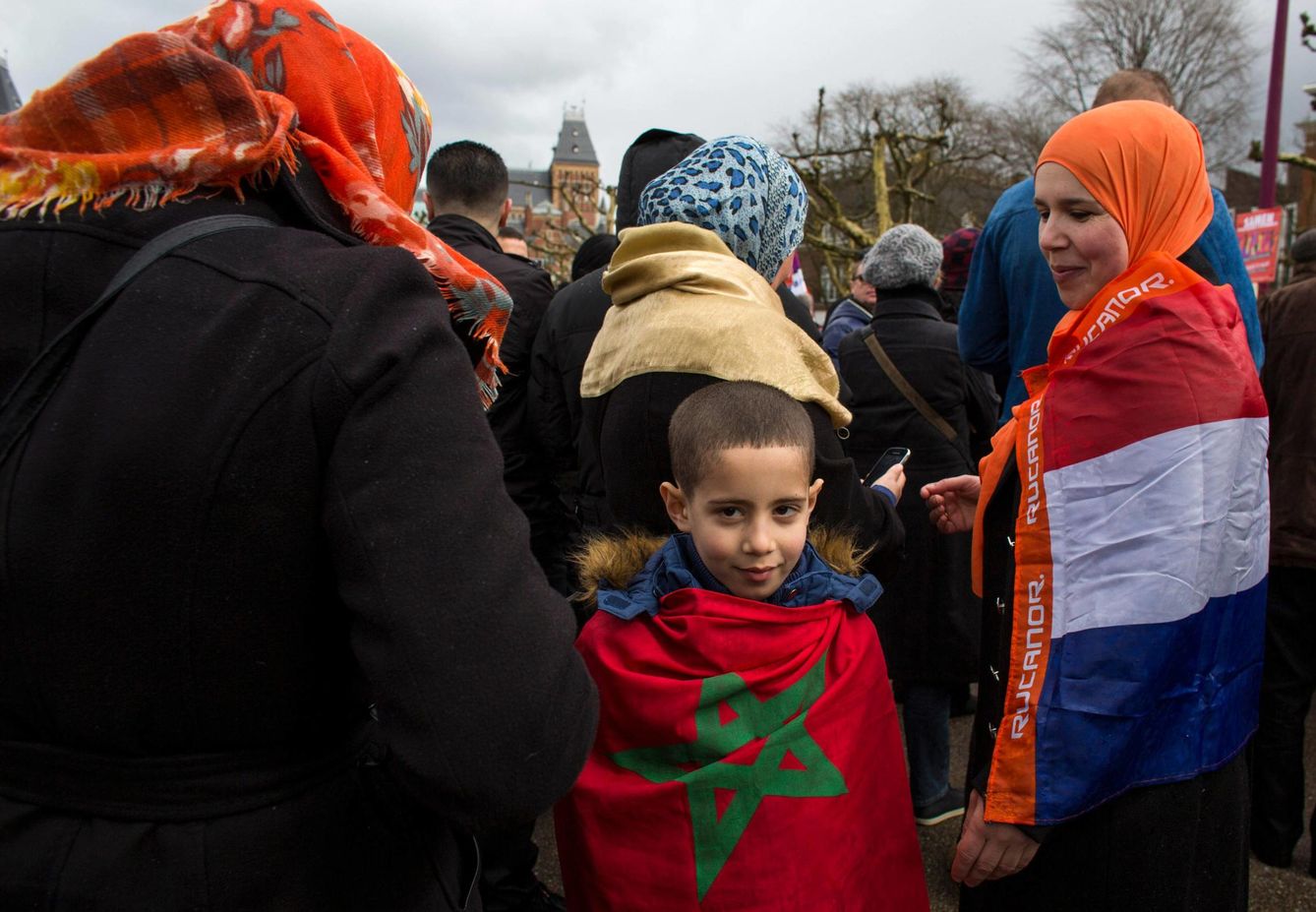 Los holandeses de origen marroquí Nadia y Anouar, nacidos en Amsterdam, se manifiestan contra Geert Wilders en marzo de 2014 (Reuters)