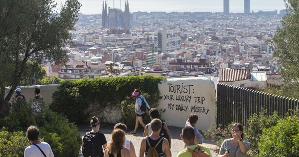 Foto: Un grupo de turistas pasea por los alrededores del Parque Güell de Barcelona, donde aparecieron pintadas contrarias al turismo masificado. (EFE)
