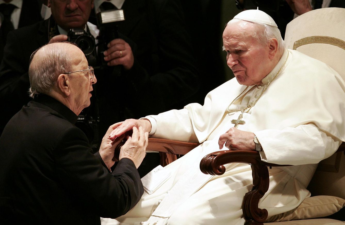 El padre Marcial Maciel, de los Legionarios de Cristo, es recibido por el Papa Juan Pablo II en noviembre de 2004. (Reuters)