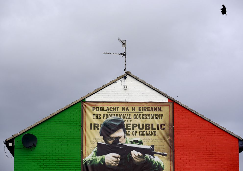 Foto: Un mural en el norte de Belfast muestra a un pistolero del IRA. (Reuters)