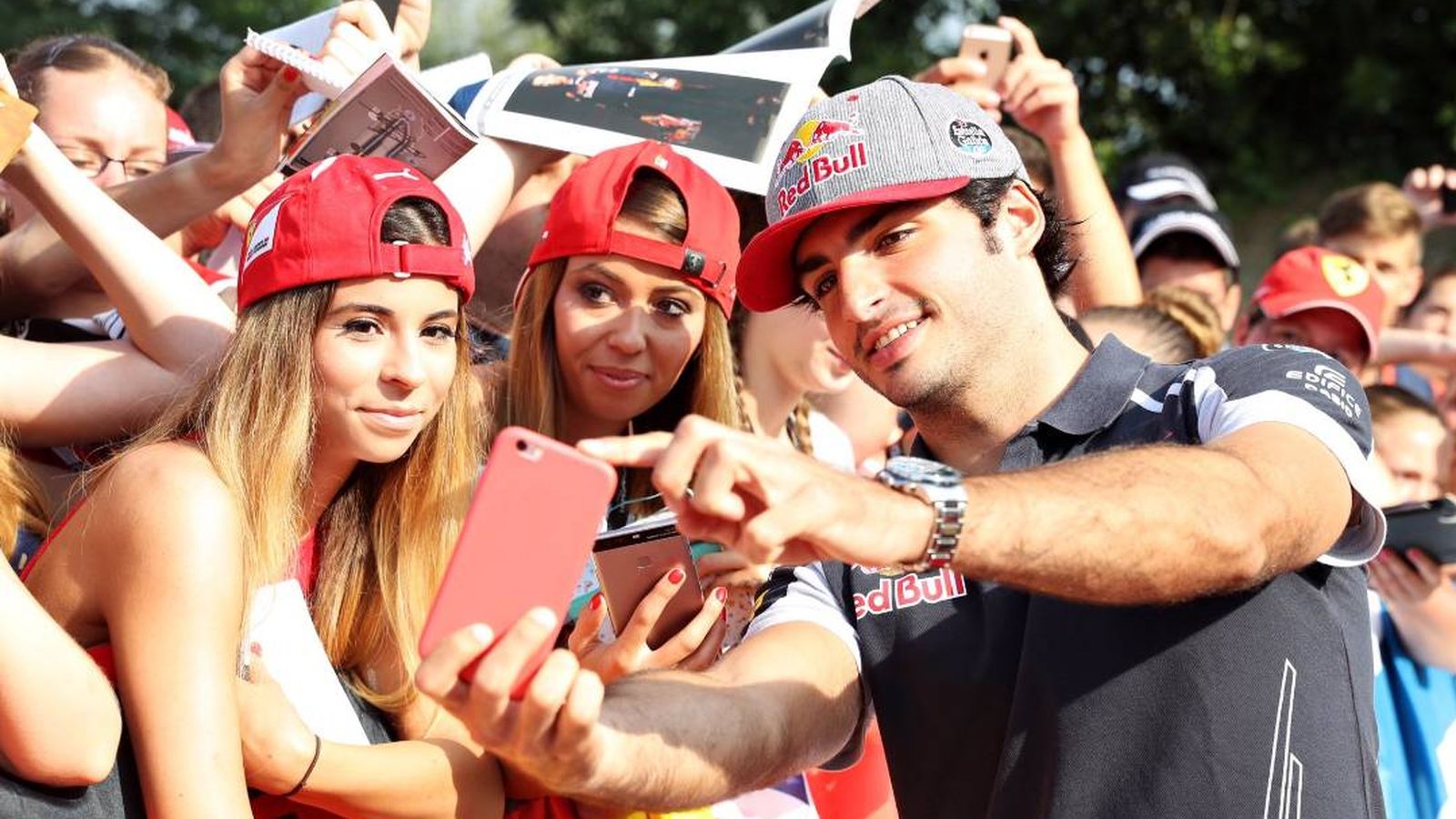 Foto: Carlos Sainz en la sesión de autógrafos del Gran Premio de Hungría.
