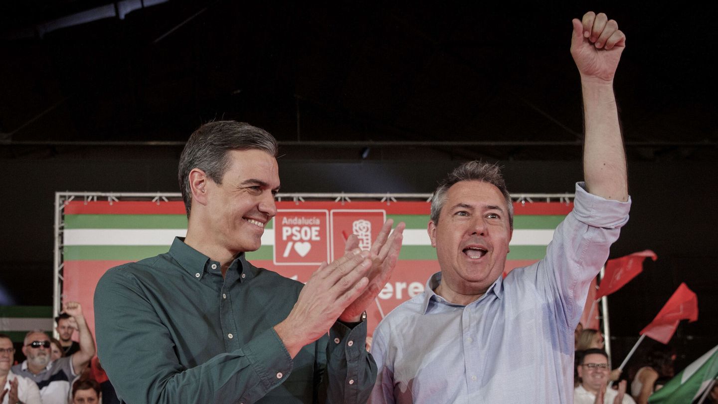 El presidente del Gobierno, Pedro Sánchez (i), y el candidato socialista a la Presidencia de la Junta de Andalucía, Juan Espadas (d).(EFE/ Julio Muñoz)