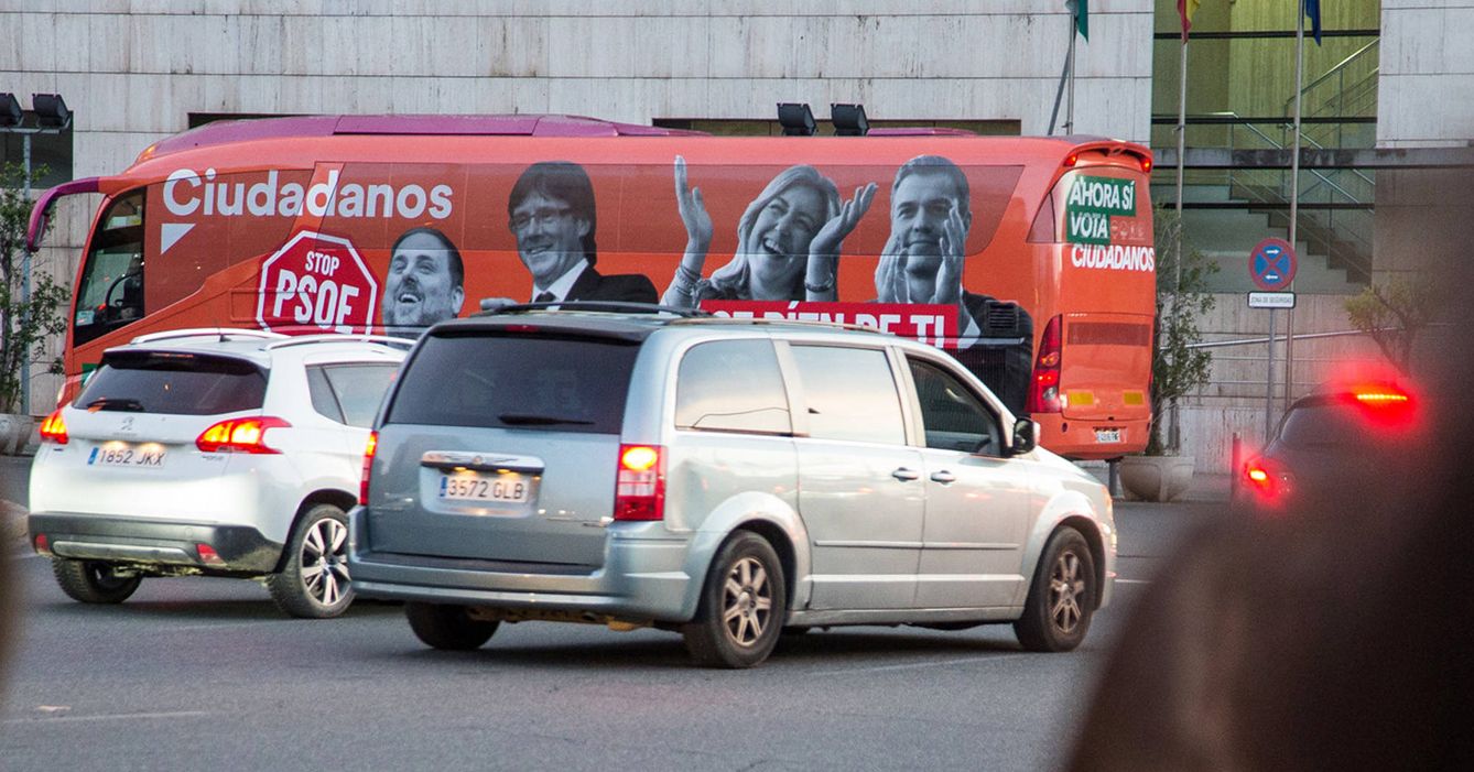El autobús de campaña de Ciudadanos, tras Arrimadas. (Fernando Ruso)