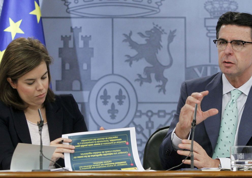 Foto: La vicepresidenta del Gobierno, Soraya Sáenz de Santamaría, y el ministro de Industria, Energía y Turismo, José Manuel Soria. (Efe)