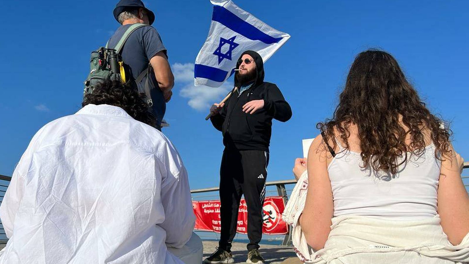 Mujeres por la paz, sentadas frente a una bandera de Israel en Tel Aviv. (M. A)