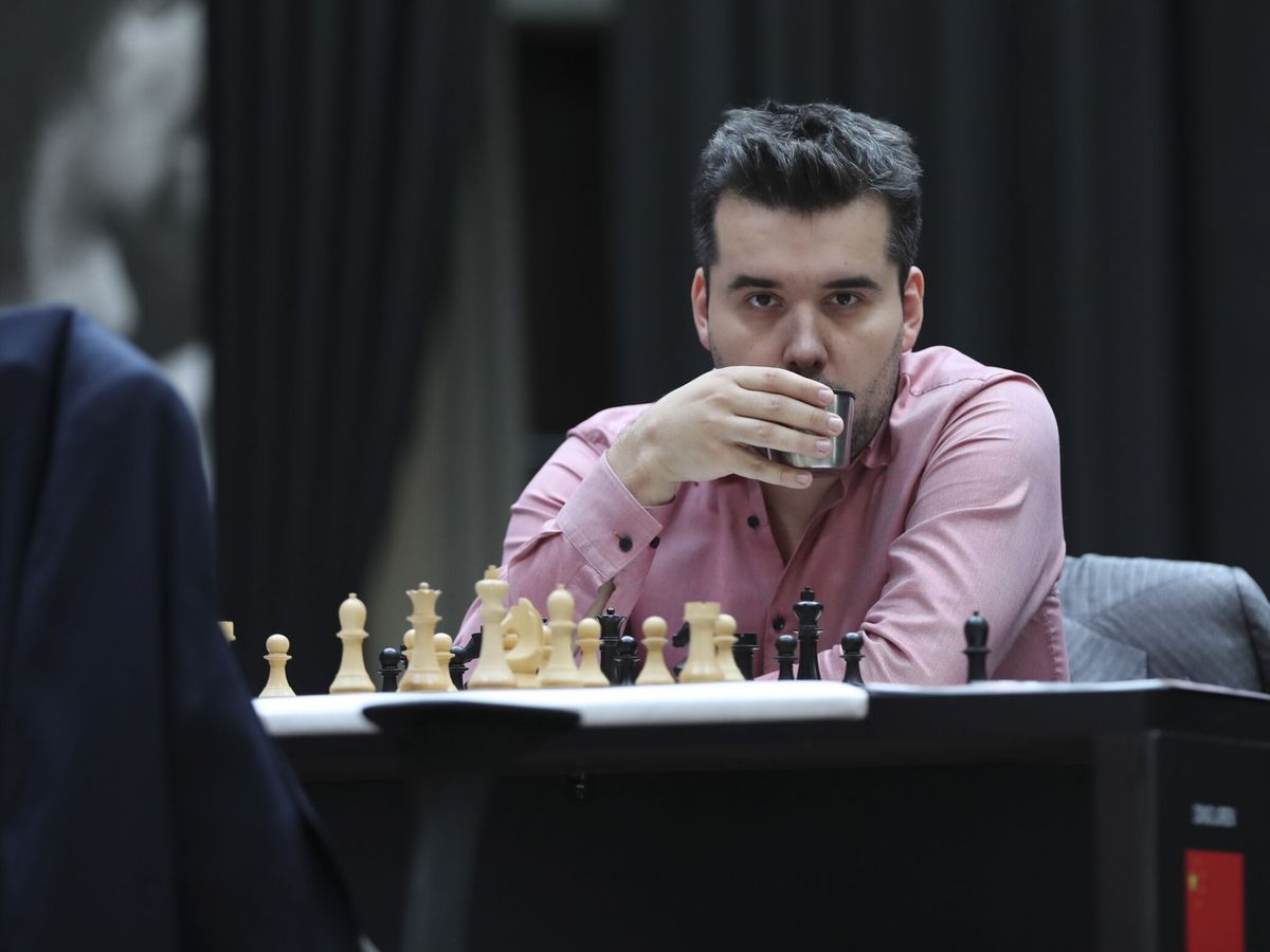 Foto: Ian Nepomniachtchi, durante una partida del mundial de ajedrez. (EFE/Radmir Fahrutdinov)