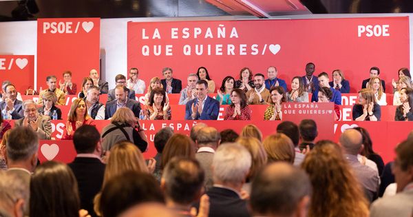 Foto: Pedro Sánchez y su ejecutiva, en la reunión del comité federal del PSOE del pasado 17 de marzo en el hotel Novotel Madrid Center de la capital. (Eva Ercolanese | PSOE)