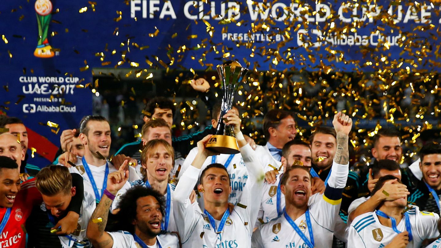 Cristiano levanta la copa de campeones del mundo. (Reuters)