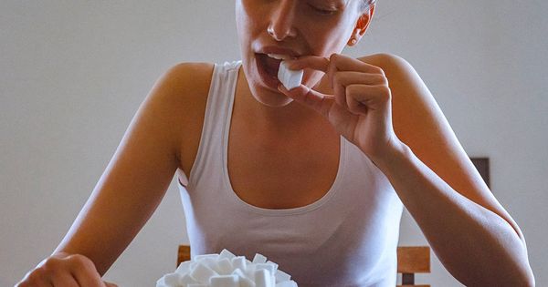 Foto: Una mujer consumiendo terrones de azúcar. (iStock)