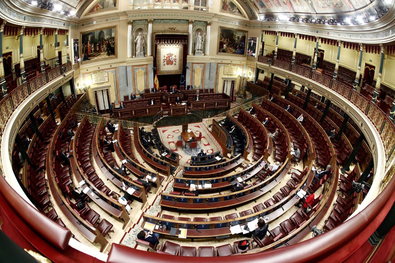 El Congreso de los Diputados, casi vacío, durante la última sesión. (EFE)