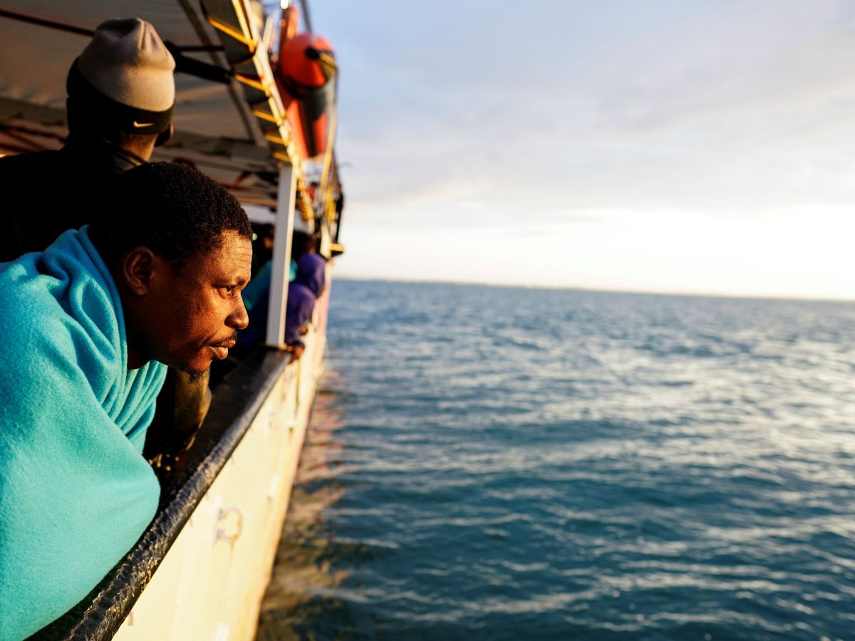 Foto: Migrantes a bordo de la ONG Proactiva Open Arms en el Mediterráneo central (Reuters)