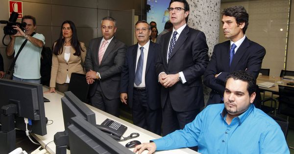 Foto: Enrique Hernández Bento (d) junto al exministro de Industria, José Manuel Soria (izq). (EFE)