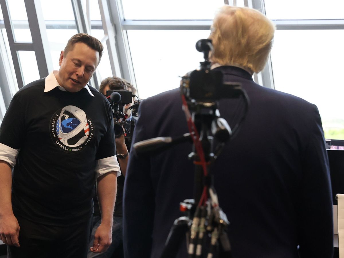Foto: Elon Musk saluda a Donald Trump en una imagen de archivo. (Reuters/Jonathan)