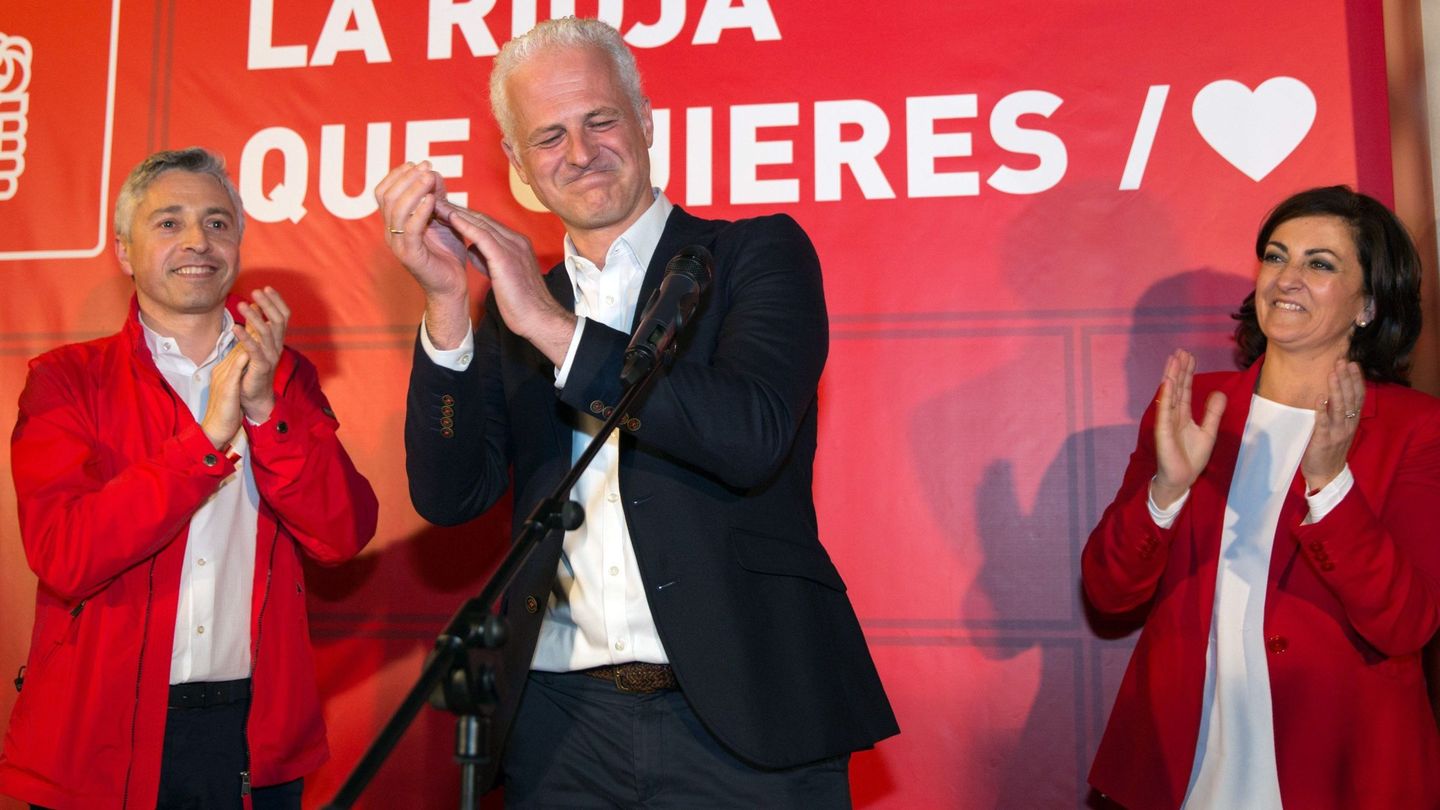 El candidato a la Alcaldía de Logroño, Pablo Hermoso de Mendoza (c). (EFE)