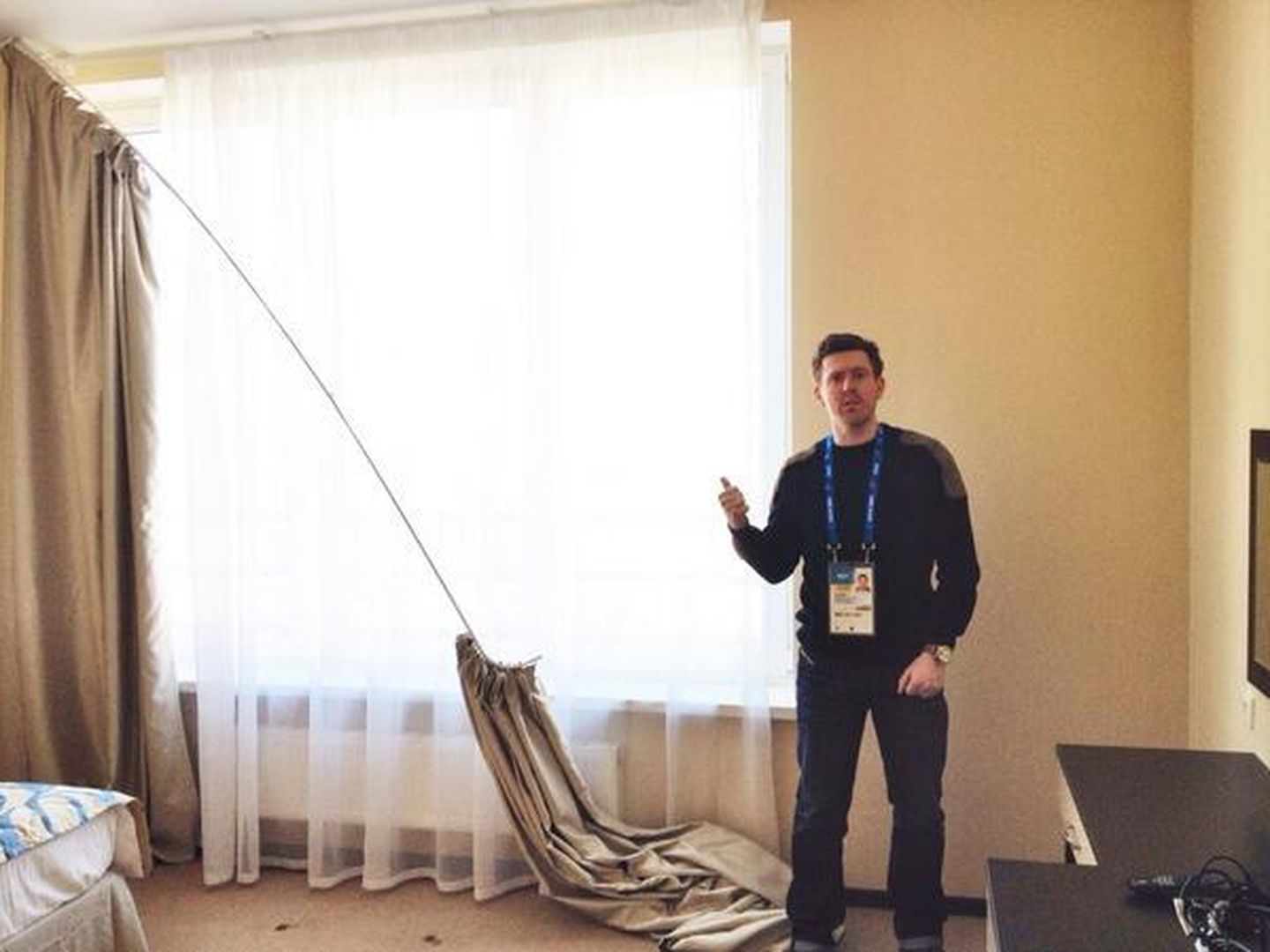 Imagen colgada por Harry Reekie, de CNN, en su habitación de Sochi (Twitter).