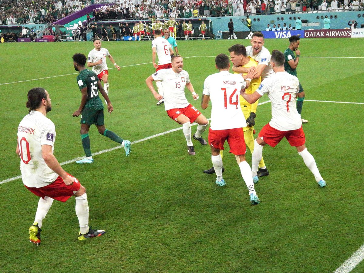 Szczesny se viste de héroe y lleva a Polonia a acariciar el pase a los octavos del Mundial