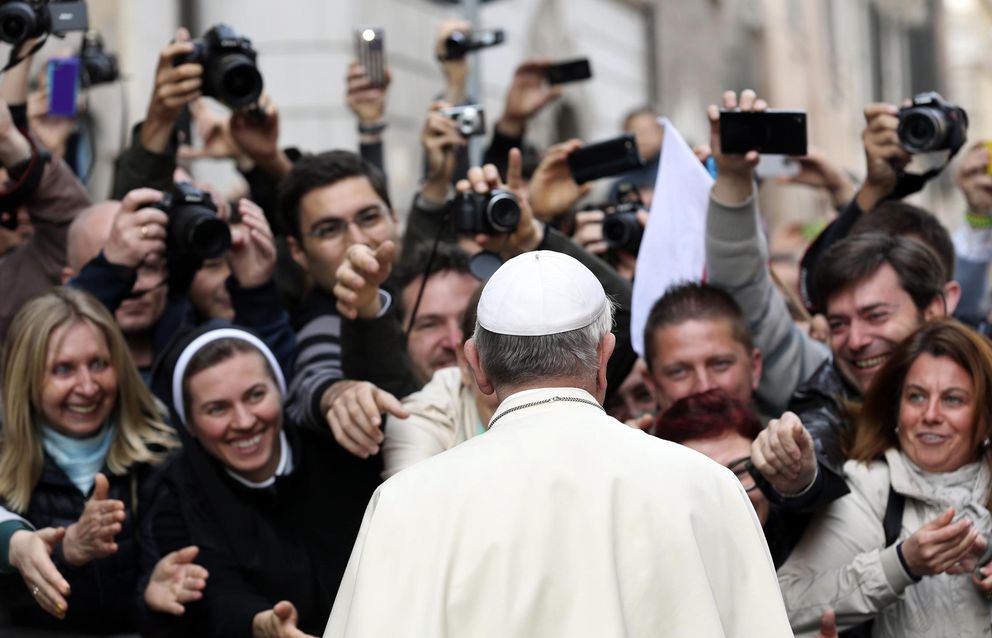 El Papa saluda tras finalizar una misa en la iglesia de San Estanislao, en Roma (Reuters).
