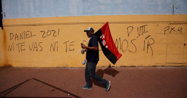 Foto: Un partidario de Daniel Ortega se dirige a una celebración del 39º aniversario de la Revolución Sandinista en Managua, el 19 de julio de 2018. (Reuters)