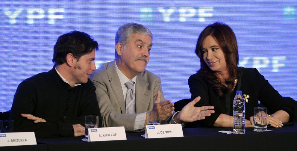 Cristina Fernández (d), el ministro de Planificación Federal, Julio De Vido (c), y Axel Kicillof.