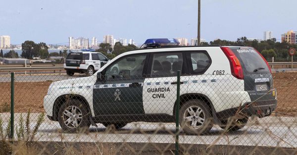Foto: Dos vehículos oficiales de la Guardia Civil. (EFE)