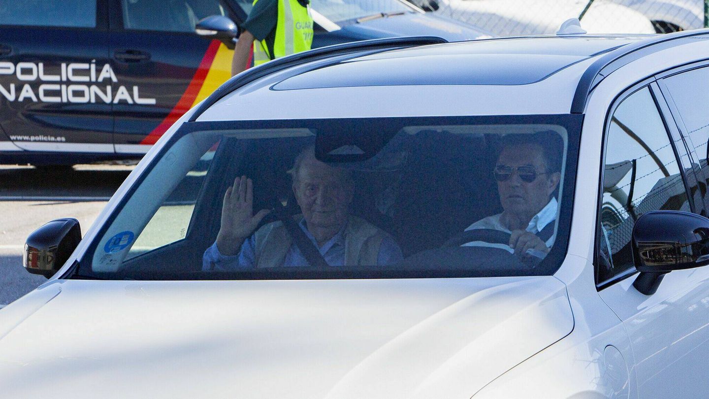 El rey Juan Carlos en el vehículo de Pedro Campos. (EFE/Salvador Sas)