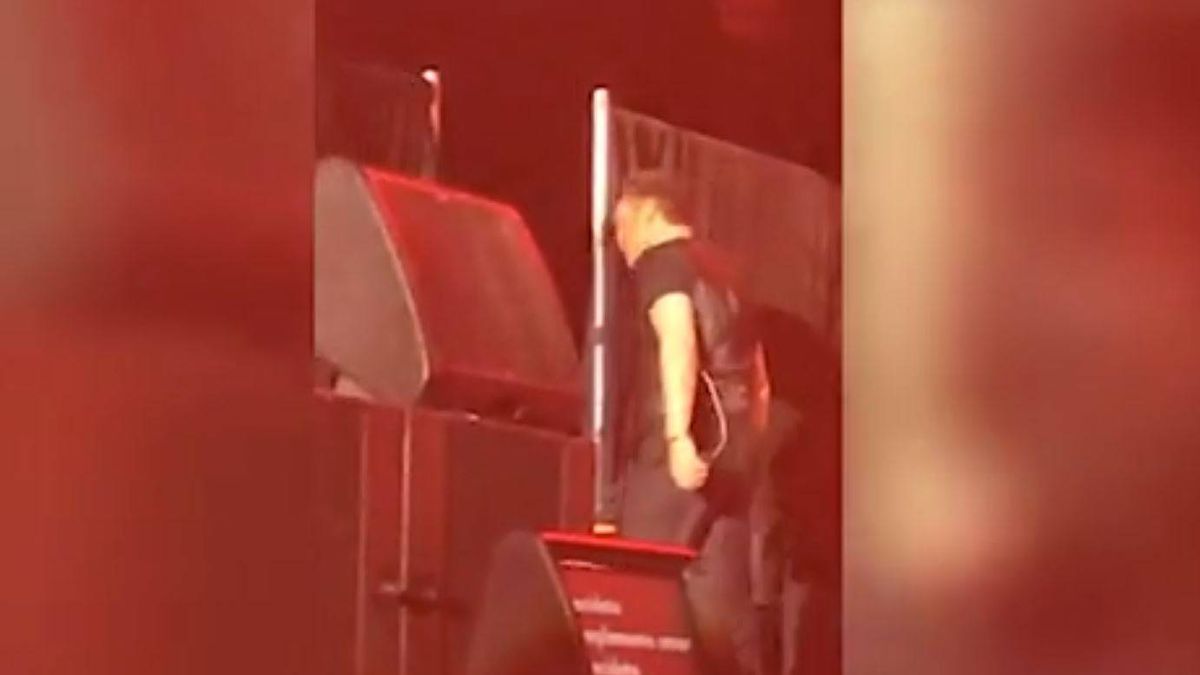 Luis Miguel la lía en un concierto y le lanza el micrófono a un técnico de sonido