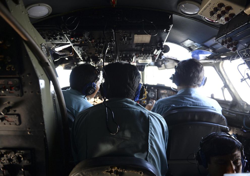 Foto: Miembros de las Fuerzas Aéreas de Vietnam durante la operación de búsqueda (Reuters).