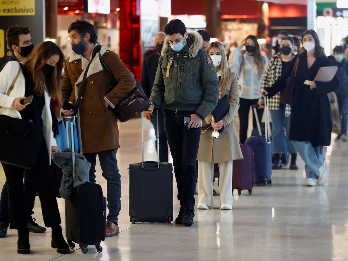 Foto: Viajeros en el aeropuerto Adolfo Suárez Madrid-Barajas. (EFE)