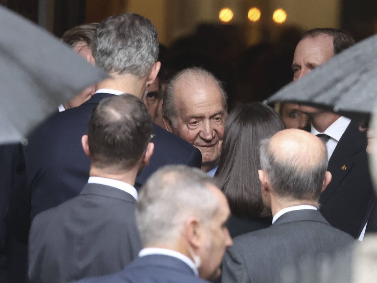 Don Juan Carlos saludando a los reyes Felipe y Letizia. (Gtres)