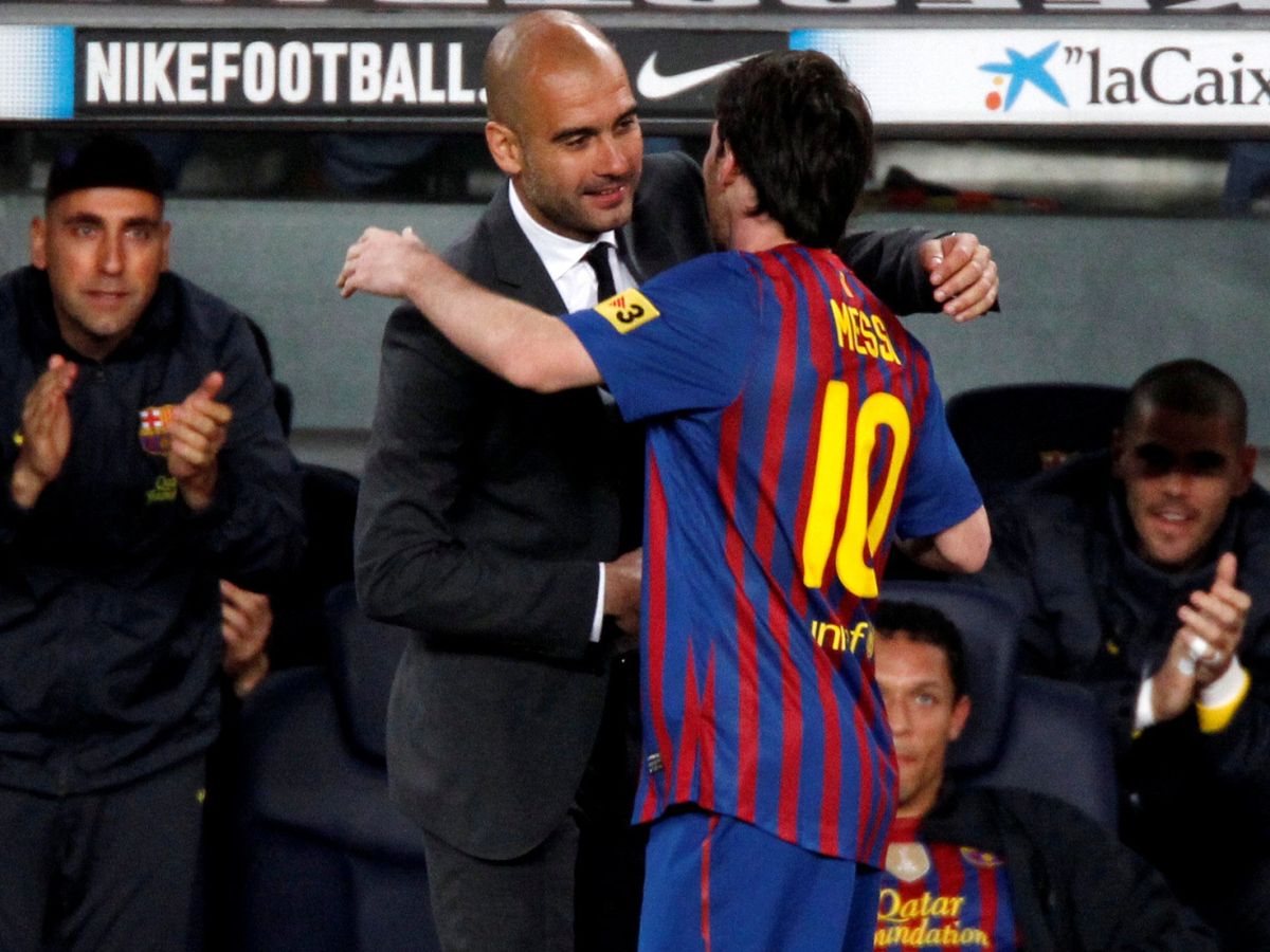 Foto: Pep Guardiola y Leo Messi se abrazan durante un partido con el FC Barcelona. (REUTERS)