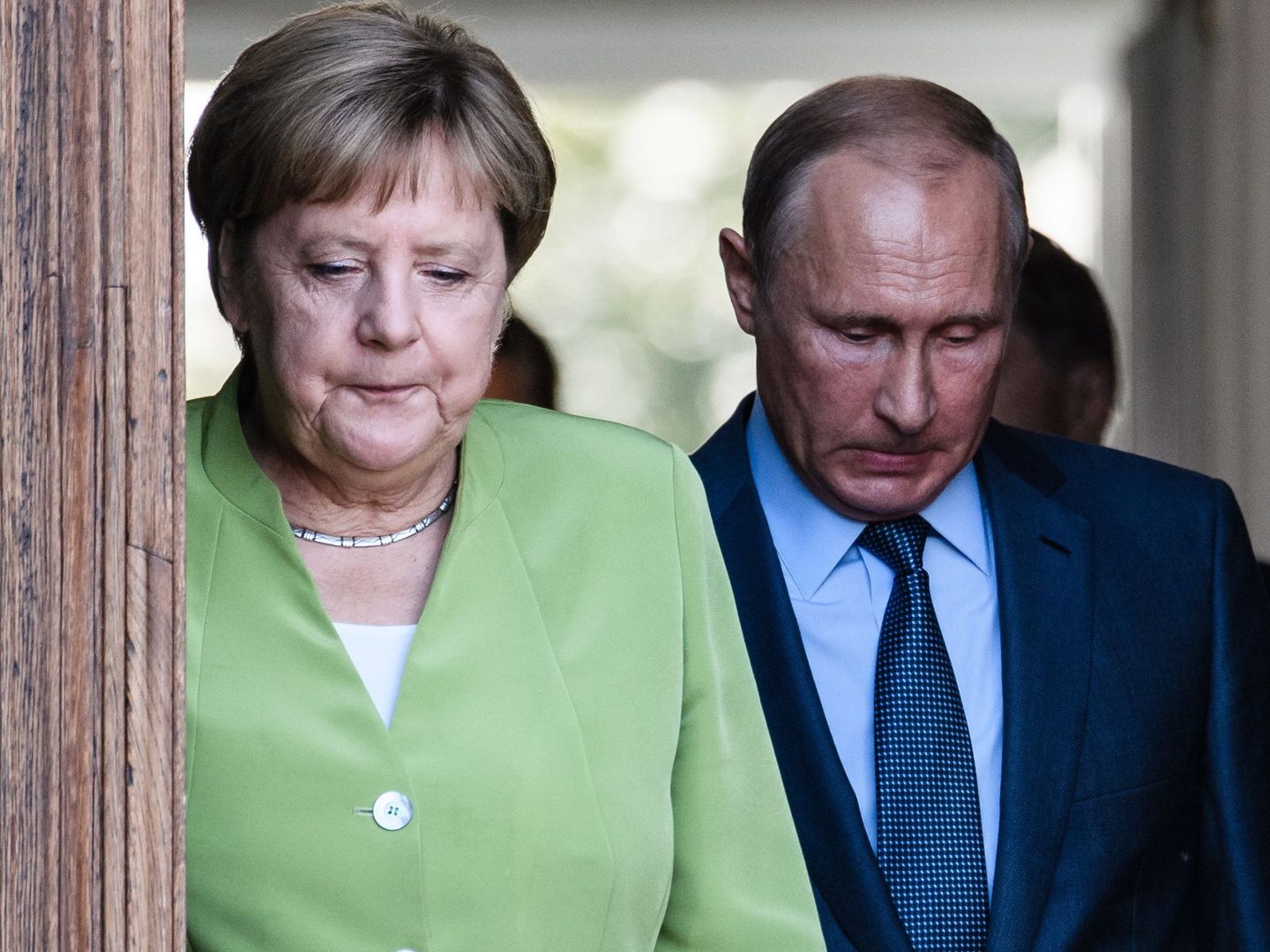 El presidente ruso, Vladimir Putin, y la canciller alemana, Angela Merkel, durante su encuentro. (EFE)
