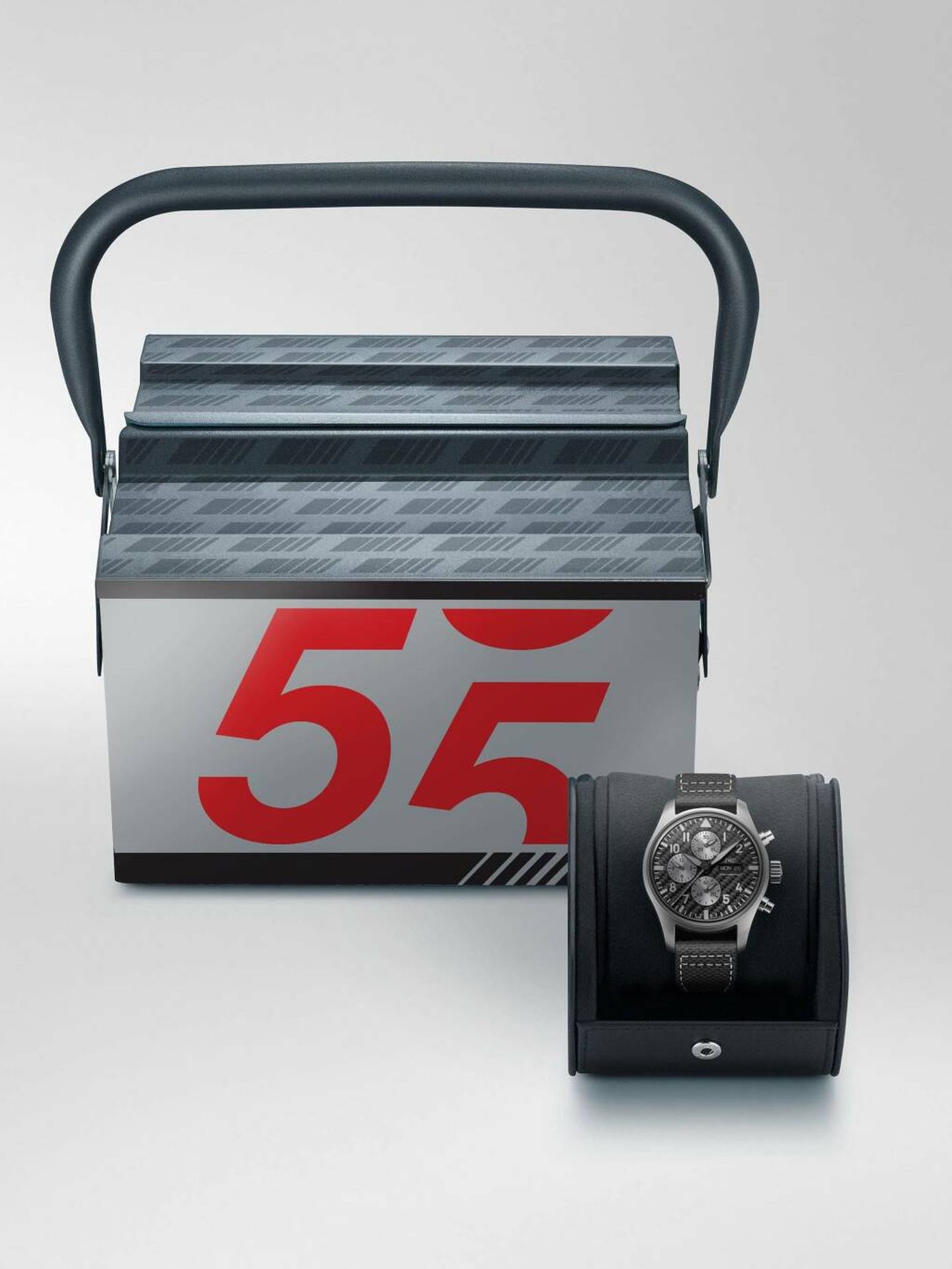 El relojero suizo IWC, socio de Mercedes-AMG, añade un reloj de aviador Edición AMG.