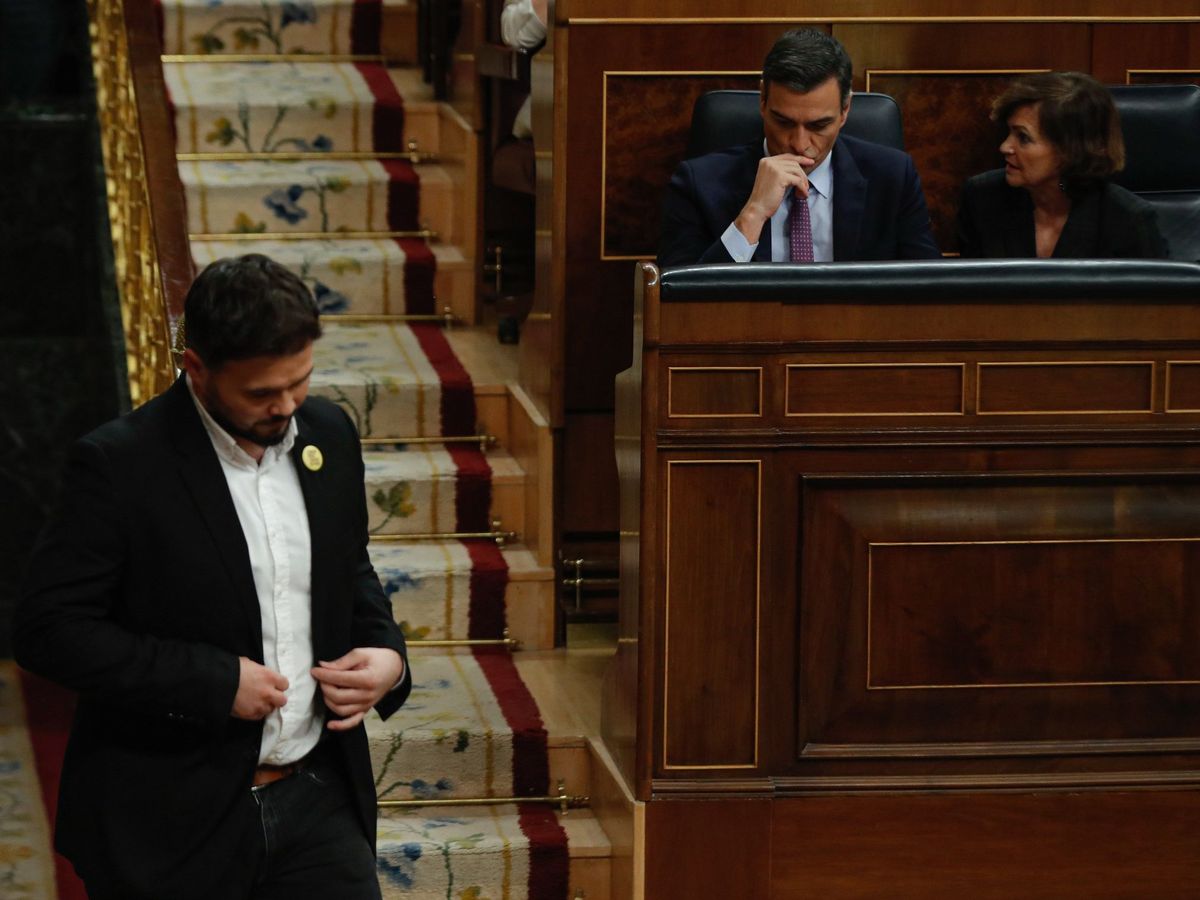 Foto: El portavoz de ERC, Gabriel Rufián, abandona la tribuna de oradores ante el candidato a la Presidencia del Gobierno, Pedro Sánchez (2d). (EFE)