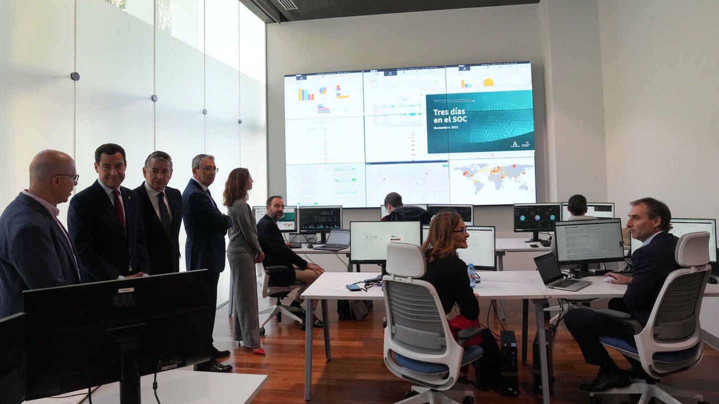 Las autoridades durante la inauguración del Centro de Ciberseguridad de Andalucía. (Junta de Andalucía)