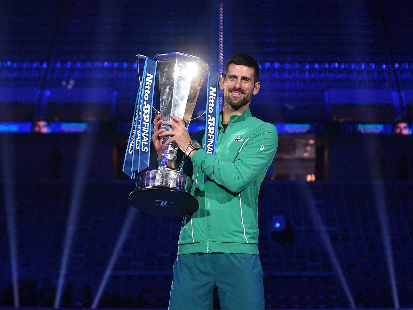 Djokovic levanta el trofeo de las ATP Finals. (Marco Alpozzi/ZUMA Press)